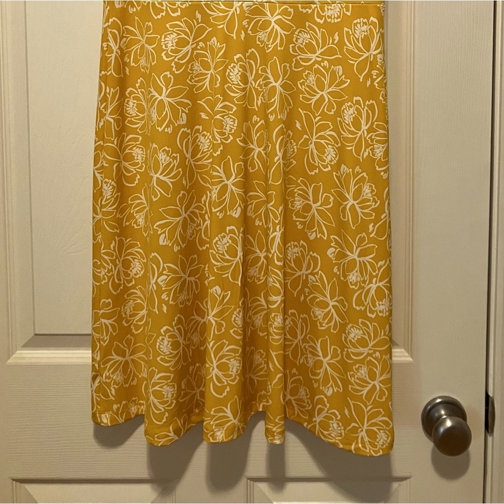 Ann Taylor size Medium, no wrinkles, packs well.  Sleeves have tie knots at hem.